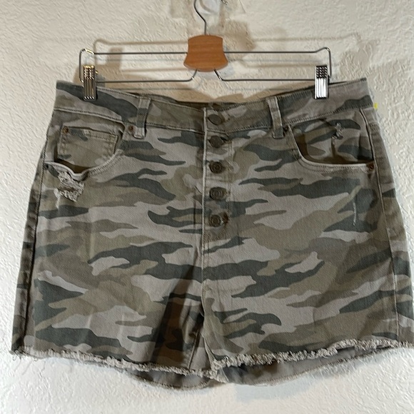 TIME AND TRU HIGH RISE CAMOUFLAGE RAW HEM DISTRESSED BUTTON FLY SHORT SIZE 18 - Picture 2 of 8